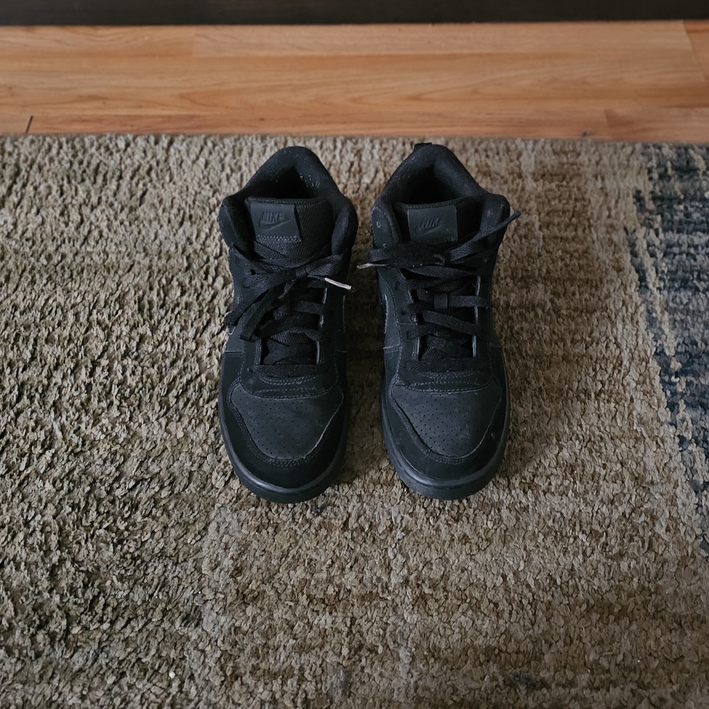 Nike Court Borough Mid